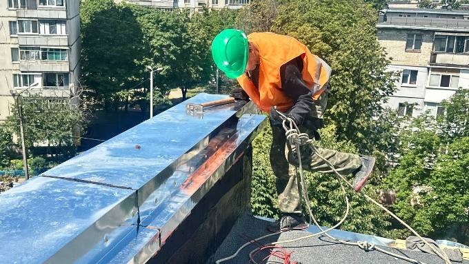 У Харкові відновлюють покрівлі багатоповерхівок, пошкоджених під час обстрілів